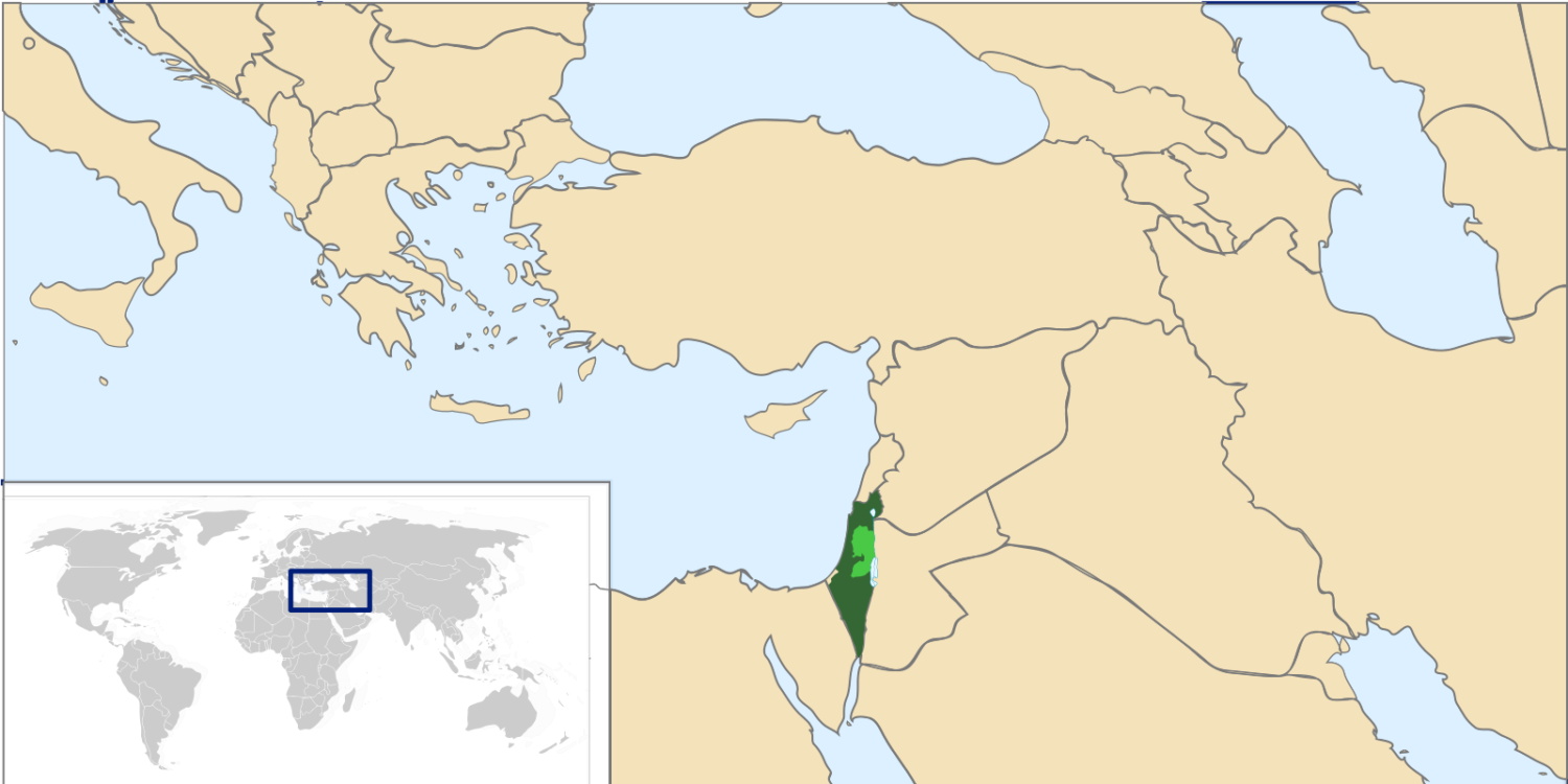 Une carte du Moyen-Orient avec les pays limitrophes en beige. L'Israël est en vert foncé et la Cisjordanie, dans l'Israël, en vert pâle. Les étendues d'eau autour des pays sont en bleu pâle. Il y a une carte du monde en gris sur fond blanc dans le coin inférieur gauche avec un carré bleu foncé qui montre la section du monde que la grande carte colorée représente. 