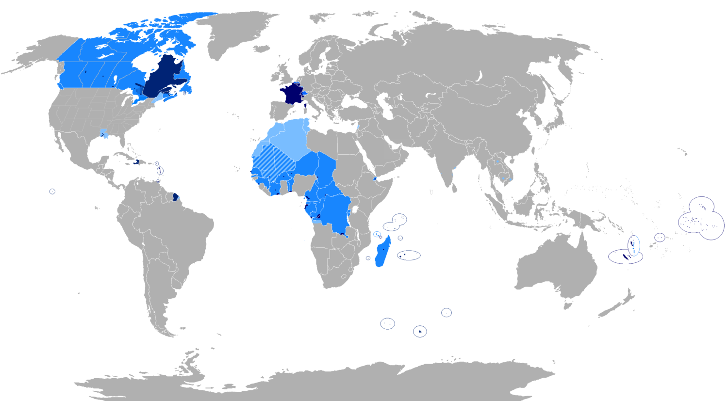 Une carte du monde représentant les pays en gris et les océan en blanc. La France, le Québec et la Guyane française sont dessinés en bleu foncé. Le canada et plusieurs pays d'Afrique centrale ainsi que le Madagascar sont dessinés en bleu moyen. Plusieurs pays d'Afrique du Nord sont dessinés en bleu pâle, de même que la Louisiane aux États-Unis. Finalement, la Mauritanie et le Mali sont en bleu rayé. Quelques îles réparties dans divers océan sont aussi dessinées en différents tons de bleu, mais les détails sont trop petits pour que les pays exacts soient déterminés. 