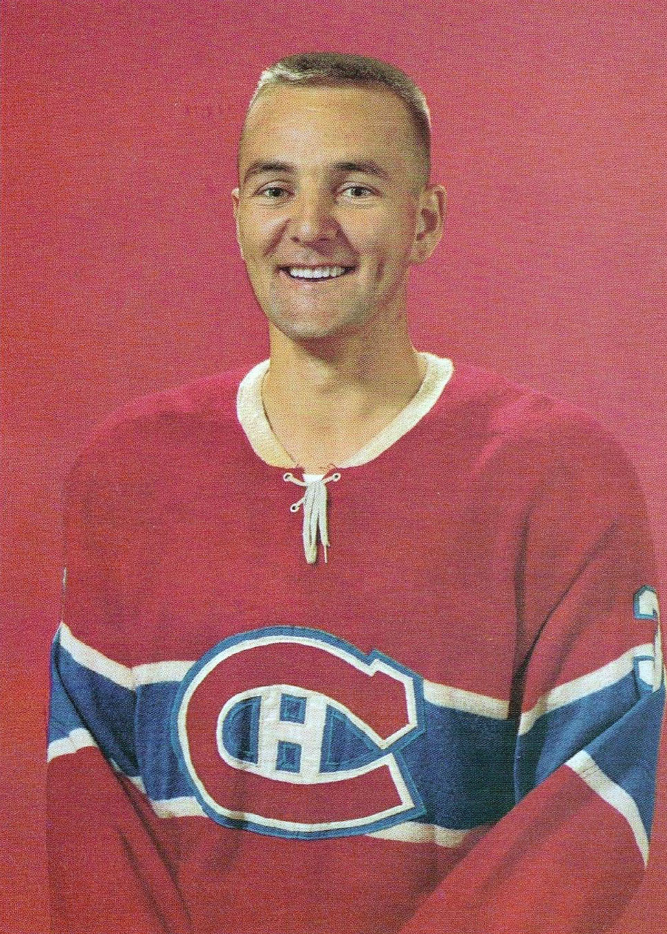 La photo montre un jeune Tremblay dans son chandail du Canadien de Montréal. Il est devant un fond rouge comme son chandail. Légèrement de biais, il regarde la caméra en souriant, ses cheveux châtains coupés courts et ses mains qu'on devine croisées devant lui. Le portrait est pris à partir de la taille. 